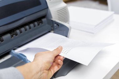 modern yazıcı kullanma office kişinin yakın çekim