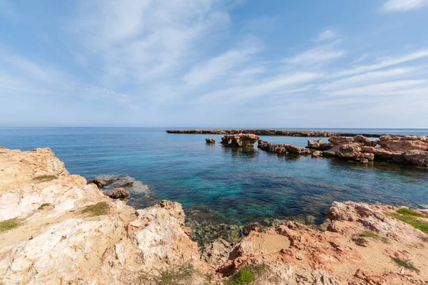 Sabahları bir kayalık kıyılarının gün görünümü