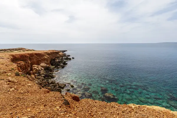 Sabahları bir kayalık kıyılarının gün görünümü