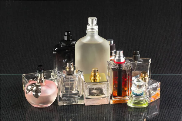 Butelka Perfum Ciemnym Tle — Zdjęcie stockowe