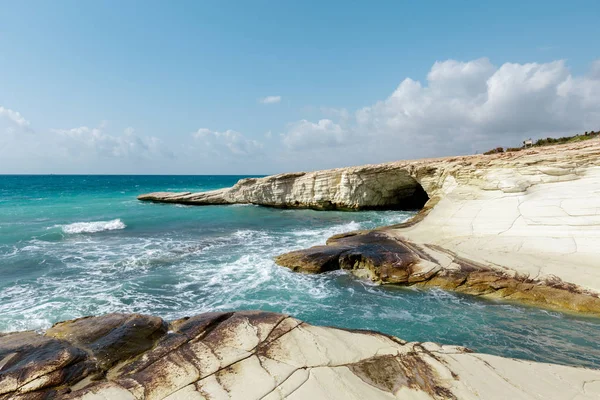Sabahları bir kayalık kıyılarının gün görünümü
