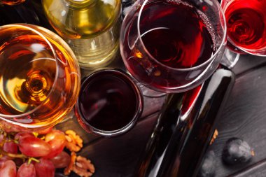 Şarap ve üzümler masada.