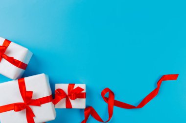 Renk arkaplan üzerinde hediye kutusu