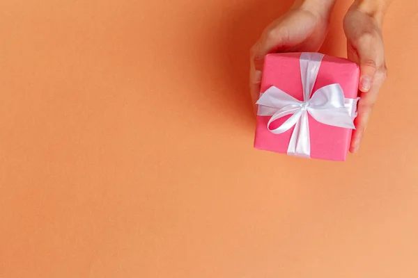 Mujer Sosteniendo Caja Regalo Sobre Fondo Color —  Fotos de Stock