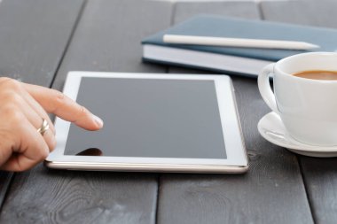 elleri boş tablet cihaz ahşap çalışma masa üzerinde tutan bir adam