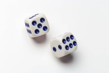 beyaz arkaplanda izole edilmiş zar