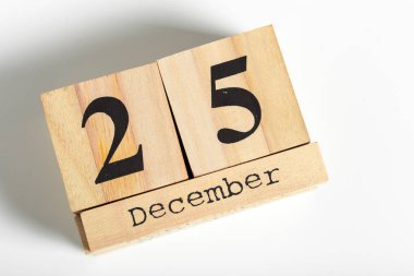 Ahşap küpleri tarihte beyaz arka plan ile. 25 Aralık