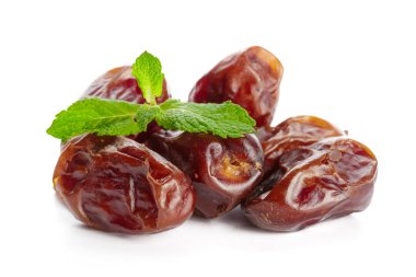 Beyaz arkaplanda izole edilmiş meyveler