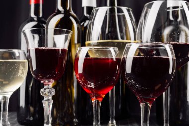 Birçok farklı şarap bardak