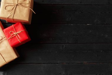 ahşap masa, üstten görünüm üzerinde çeşitli hediye kutuları