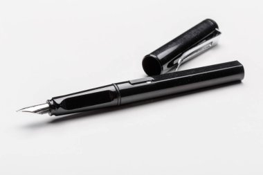 Dolma kalem beyaz arkaplanda izole edildi