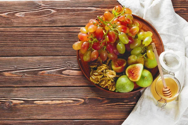 Trauben Käse Feigen Und Honig Mit Wein Auf Holztisch — Stockfoto