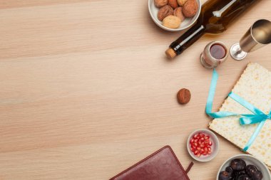 Yahudi Bayramı Fısıh şarap ile banner tasarımı, ahşap arka plan üzerinde matzo. Yukarıdan görüntüleyin. Düz yatıyordu