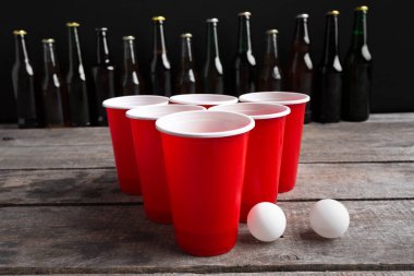 Ahşap masa üzerinde oyun Beer Pong