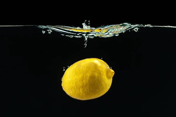 Limão Amarelo Fresco Respingo Água Fundo Preto — Fotografia de Stock