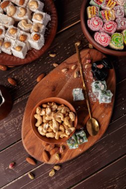 Türk lokumu ahşap bir masa üzerinde yakın çekim.