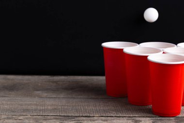 Ahşap masa üzerinde oyun Beer Pong