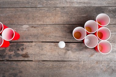 Ahşap masa üzerinde oyun Beer Pong