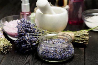 Lavanta, otlar, kozmetik ve karanlık masa üstü tuz aromatik bileşimi