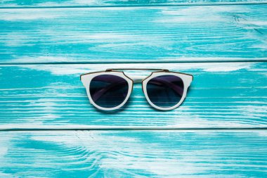 ahşap masa üzerinde güneş gözlüğü