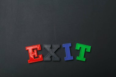 koyu arka plan üzerinde renkli Word'den yakın çekim 