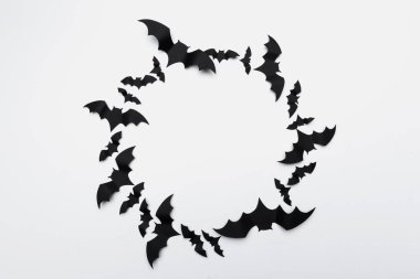 Cadılar Bayramı ve dekorasyon konsepti - kağıt yarasalar uçan 