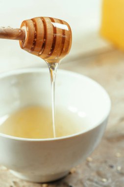 masanın üzerine tatlı bal