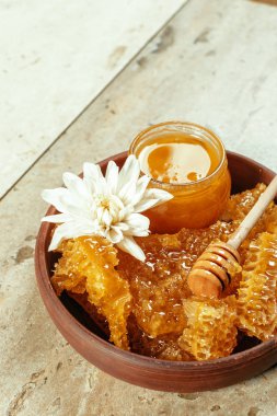 kavanoz bal ve beyaz arka plan üzerinde izole sopa