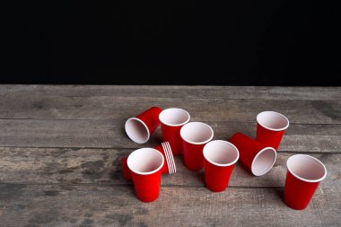 Ahşap masa üzerinde oyun Beer Pong