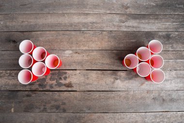 Ahşap masa üzerinde oyun Beer Pong