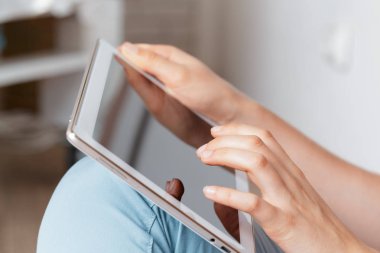 Dijital tablet, closeup tutan kadın