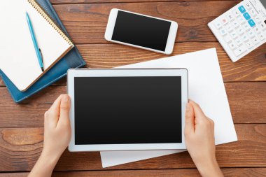 boş tablet cihaz ahşap çalışma masa üzerinde tutan kadın