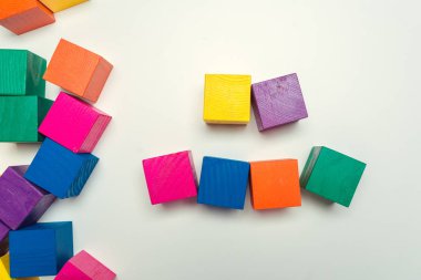 renkli ahşap beyaz tablo engeller 