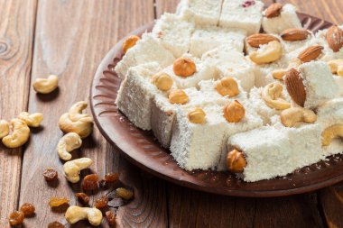 Tahta masada Türk lokumu.