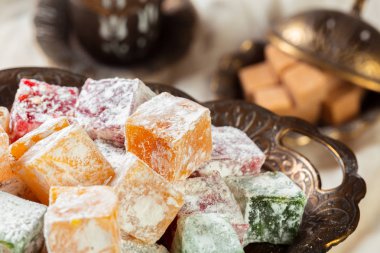 Türk lokumu ahşap bir masa üzerinde yakın çekim.