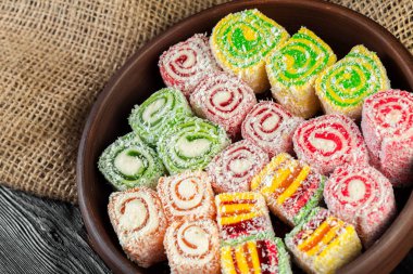 Türk lokumu ahşap bir masa üzerinde yakın çekim.