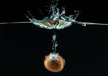 suya düşen ve su sıçramalarına yapma kivi