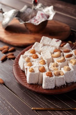 Türk lokumu ahşap bir masa üzerinde yakın çekim.