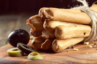 çıtır çıtır ekmek sopa ahşap masa üzerinde Kapat