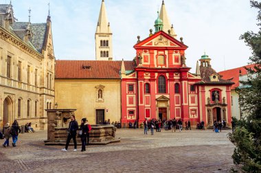 Prague, Çek Cumhuriyeti - Ocak, 2018: en eski Prag Kalesi'nin St.George's Basilica Romanesk kilise korunmuş