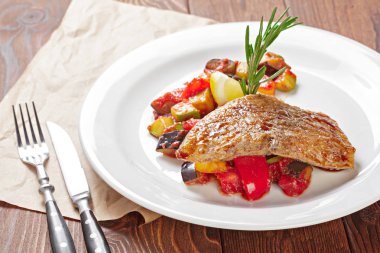 Kavrulmuş duck meme sebze salatası ile yakın çekim