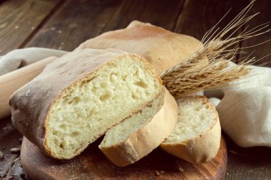 Tahta masada taze ekmek. 