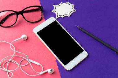 boş konuşma balonu renkli arka plan üzerinde telefonla NUP kapatın 