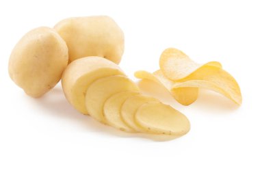 gevrek cipsi ve beyaz arka plan üzerinde ham patates