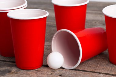 Ahşap masa üzerinde oyun Beer Pong