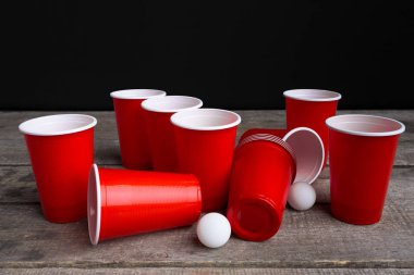 Ahşap masa üzerinde oyun Beer Pong