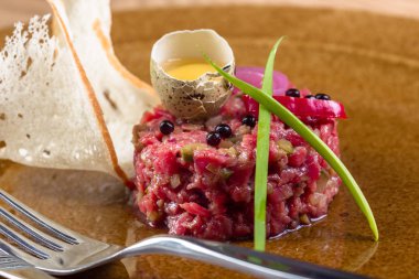 Steak Tartare masada ekmek tost ile 