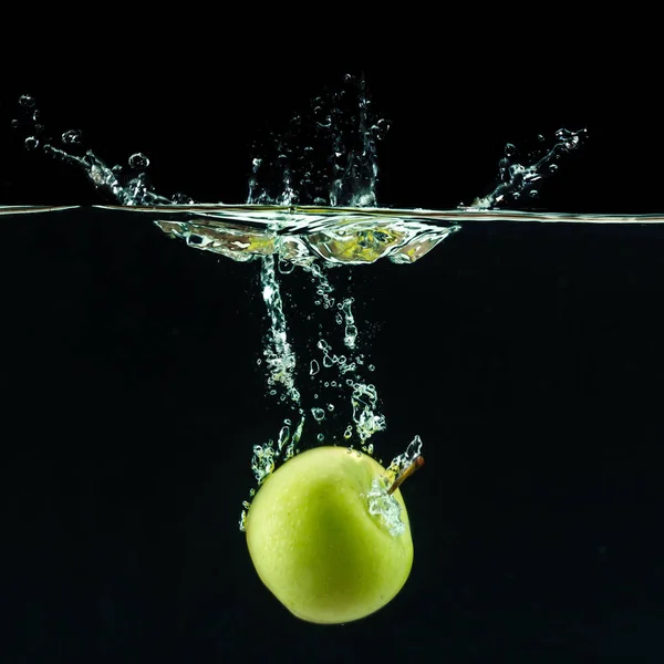 Maçã Verde Sob Água Contra Fundo Preto — Fotografia de Stock