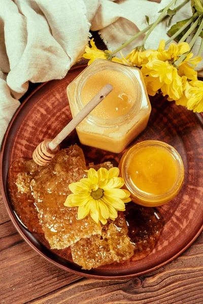 Madu Dalam Botol Dengan Madu Celup Pada Latar Belakang Kayu — Stok Foto