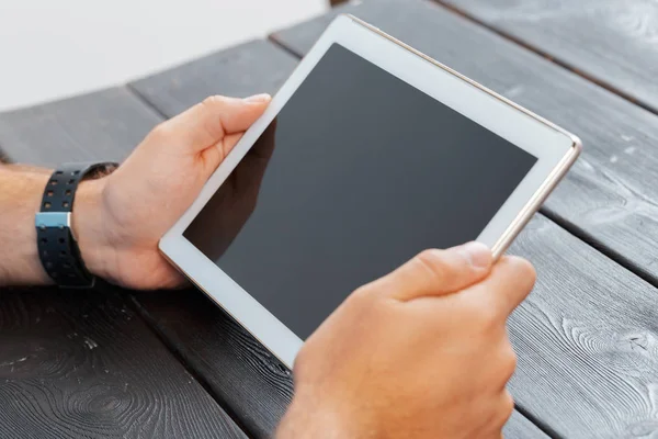 Mãos Homem Segurando Dispositivo Tablet Sobre Uma Mesa Espaço Trabalho — Fotografia de Stock